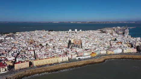 Gran-Vista-Aérea-De-La-Ciudad-Vieja-De-Cádiz,-España,-Día-Soleado-Junto-Al-Mar-Mediterráneo.